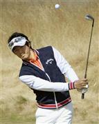 練習ラウンドで、アプローチショットを放つ石川遼＝２０１５年６月１６日、米ワシントン州チェンバーズベイ（共同）