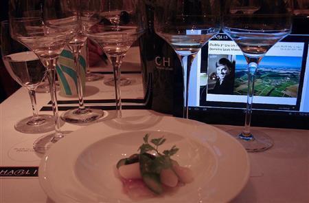 辛口白ワインの代表シャブリと、鯛の昆布締め＿アスパラガス＿梅肉ソース（青木冨美子さん撮影）