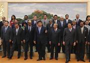 アジアインフラ投資銀行（ＡＩＩＢ）設立の了解覚書（ＭＯＵ）署名式で各国代表を案内する中国の習近平国家主席（前列中央）＝２０１４年１０月、北京・人民大会堂（ＡＰ）