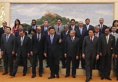 アジアインフラ投資銀行（ＡＩＩＢ）設立の了解覚書（ＭＯＵ）署名式で各国代表を案内する中国の習近平国家主席（前列中央）＝２０１４年１０月、北京・人民大会堂（ＡＰ）
