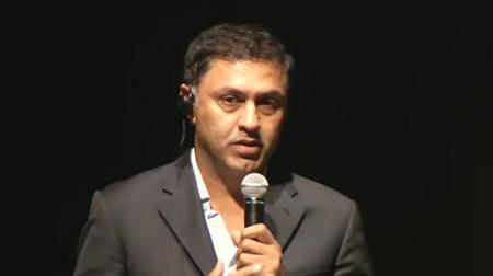 株主総会で代表権のある副社長就任が承認されたニケシュ・アローラ氏。総会の最後にあいさつした(同社公式サイトの動画配信より)