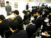 商品やシェアで世界一、日本一を誇る中小企業を集めた合同就職説明会。今年は売り手市場で、中小企業の採用は苦戦している＝３月、大阪市