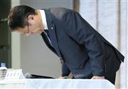 会見冒頭、頭を下げるトヨタ自動車の豊田章男社長＝１９日午後、東京都文京区（長尾みなみ撮影）