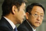 会見するトヨタ自動車の豊田章男社長（右）＝１９日午後、東京都文京区（長尾みなみ撮影）