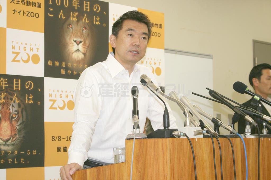 定例会見に臨む維新の党最高顧問の橋下（はしもと）徹大阪市長＝２０１５年６月１８日午後、大阪市北区の市役所（共同）