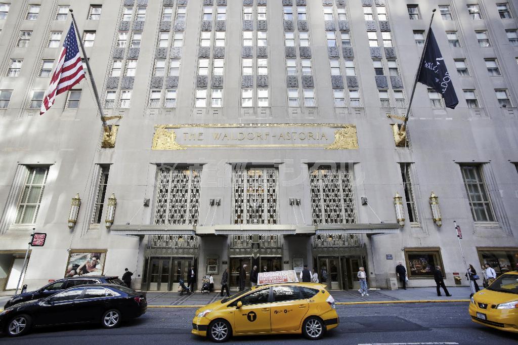 名門ホテル「ウォルドーフ・アストリア・ニューヨーク」の正面玄関。外見はシンプルだが、内装が美しく、ニューヨークの歴史的建造物に指定されている＝２０１４年１０月６日、米ニューヨーク（ＡＰ）