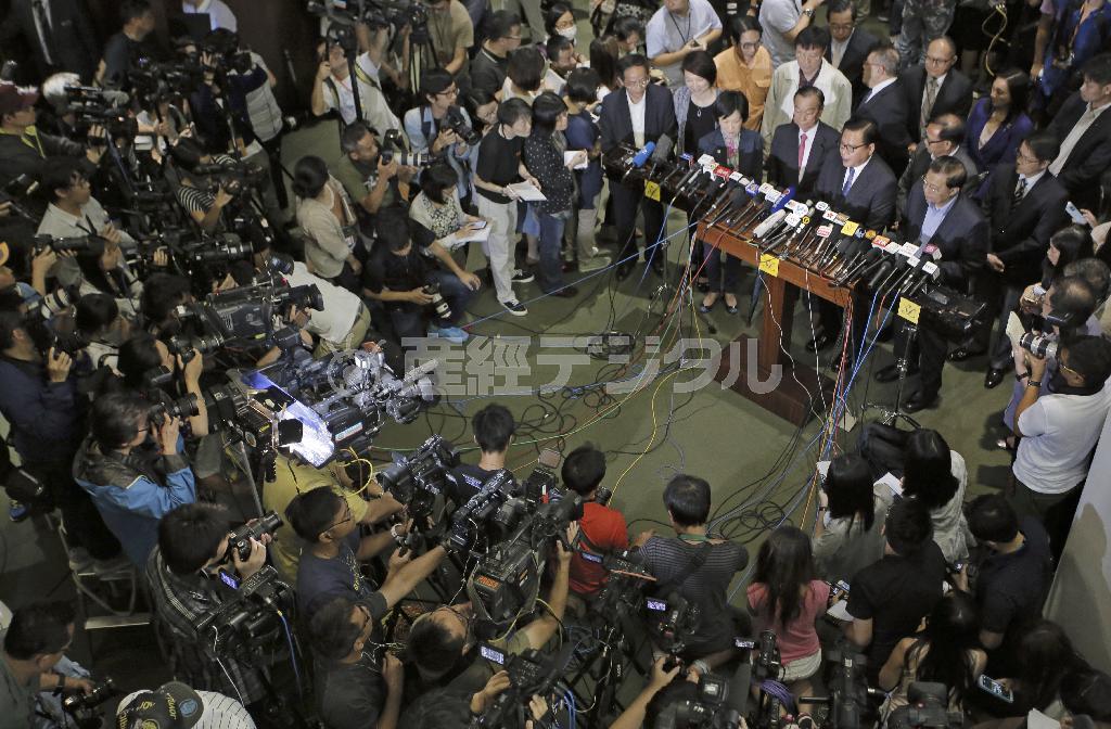６月１８日、香港の立法会で次期行政長官選挙の制度改革案が否決され、記者会見する民主派議員たち＝２０１５年、中国・香港（ＡＰ）