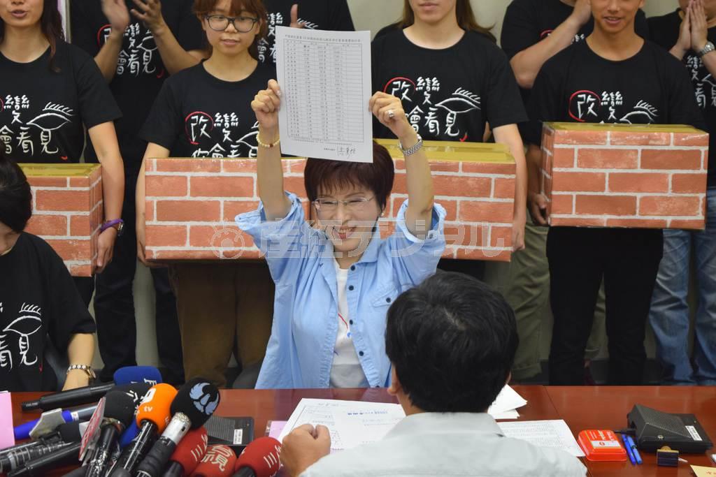 ５月１７日、台北市内の国民党本部で、署名簿が入った箱を背に、総統選候補を決める予備選への届け出書類を掲げる洪秀柱氏。洪氏は当初、届け出に必要な署名が集まるかさえ危ぶむ声があった＝２０１５年、台湾（田中靖人撮影）