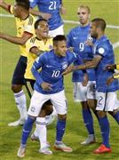 コロンビア戦後、相手選手に突き飛ばされるブラジルのネイマール（中央）＝２０１５年６月１７日、チリ・首都サンティアゴ（ＡＰ）