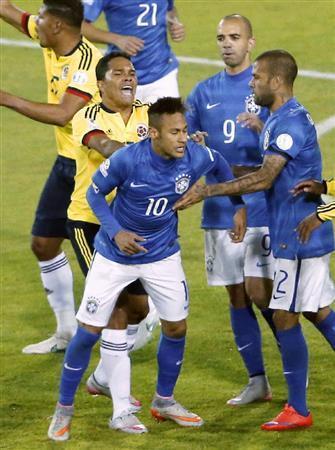 コロンビア戦後、相手選手に突き飛ばされるブラジルのネイマール（中央）＝２０１５年６月１７日、チリ・首都サンティアゴ（ＡＰ）