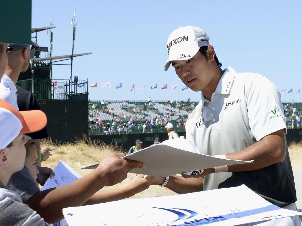 練習ラウンドを終え、ギャラリーにサインする松山英樹＝２０１５年６月１７日、米ワシントン州ユニバーシティープレースのチェンバーズベイ（共同）