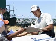 練習ラウンドを終え、ギャラリーにサインする松山英樹＝２０１５年６月１７日、米ワシントン州ユニバーシティープレースのチェンバーズベイ（共同）