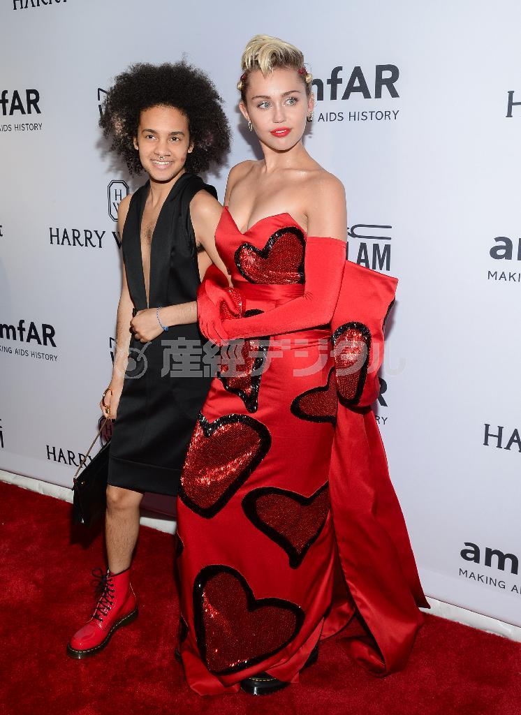 米歌手、マイリー・サイラスさん（右）と「多重性」の友人＝２０１５年６月１６日、米ニューヨーク（ＡＰ）