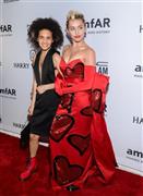 米歌手、マイリー・サイラスさん（右）と「多重性」の友人＝２０１５年６月１６日、米ニューヨーク（ＡＰ）