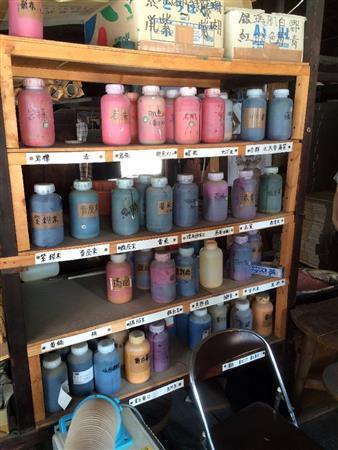 上羽絵惣（うえばえそう）の色を作り出すためのさまざまな材料。これらを組み合わせることで、多彩な表現が可能になる（北林功さん提供）