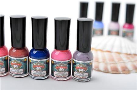 胡粉（ごふん）を用いた「胡粉ネイル＿和色シリーズ」（上羽絵惣提供）