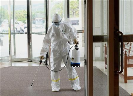 韓国南部・済州島の済州新羅ホテルを消毒する作業員＝１８日（聯合＝共同）