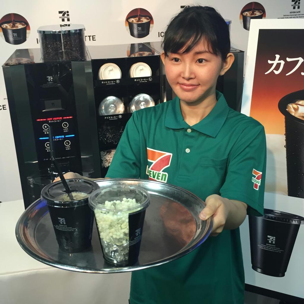 セブン－イレブン・ジャパンが２４日からまず九州地区で売り出す「セブンカフェアイスカフェラテ」＝１９日、東京都千代田区