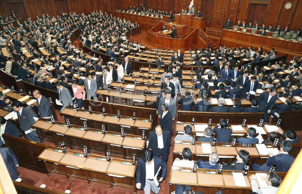 衆院本会議で労働者派遣法改正案の採決前に退席する民主党議員＝２０１５年６月１９日午後（共同）