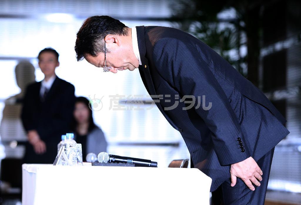 記者会見の冒頭、頭を下げて謝罪するトヨタ自動車の豊田章男（とよだ・あきお）社長＝２０１５年６月１９日午後、東京都文京区の東京本社（古厩正樹撮影）