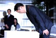 記者会見の冒頭、頭を下げて謝罪するトヨタ自動車の豊田章男（とよだ・あきお）社長＝２０１５年６月１９日午後、東京都文京区の東京本社（古厩正樹撮影）