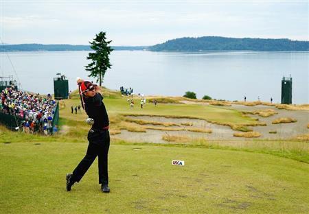 第１ラウンド、１２番でティーショットを放つ松山英樹＝２０１５年６月１８日、米ワシントン州ユニバーシティープレースのチェンバーズベイ（ゲッティ＝共同）