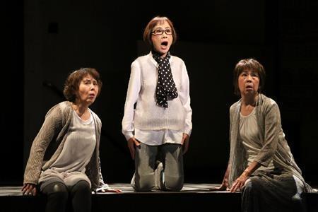 演劇ユニット「る・ばる」の新作「蜜柑とユウウツ－茨木のり子異聞－」＝２０１５年６月３日（提供写真）