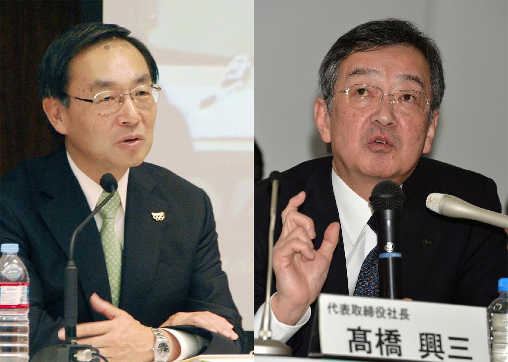 シャープの高橋興三社長（右）とパナソニックの津賀一宏社長