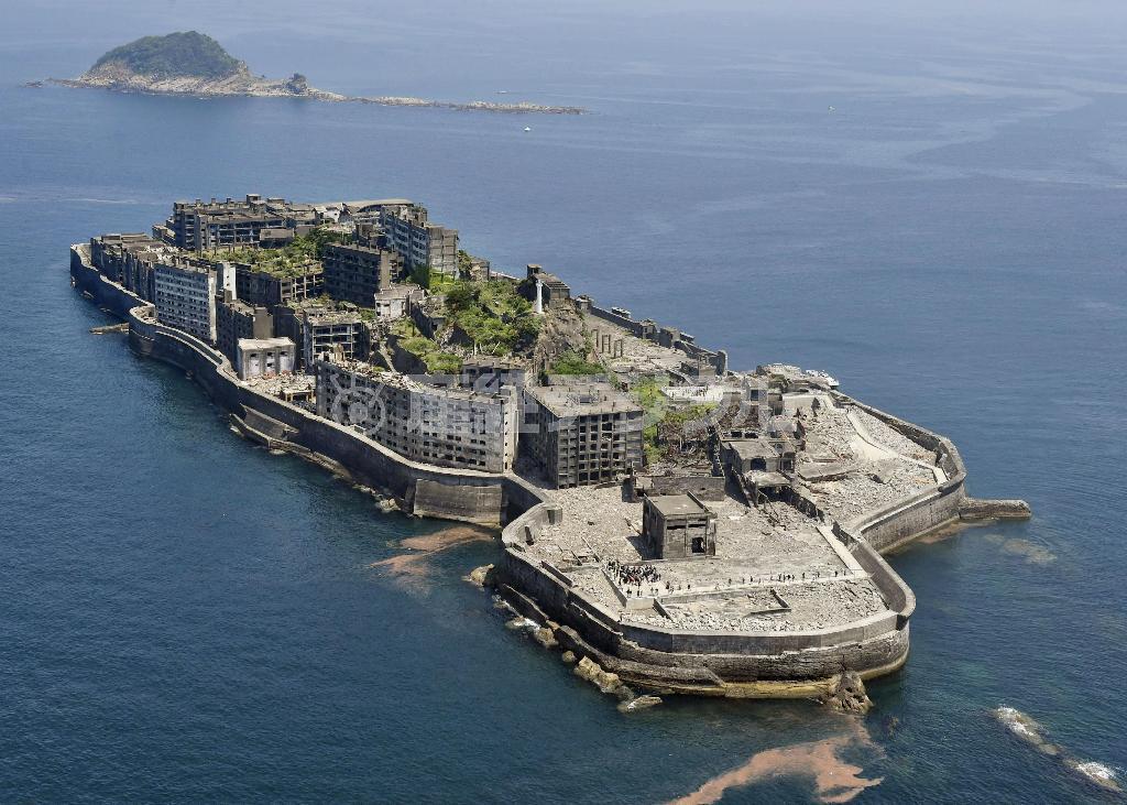 「明治日本の産業革命遺産」の対象施設の一つである通称「軍艦島」と呼ばれている端島炭坑＝２０１５年４月２５日、長崎県長崎市（共同通信社ヘリから撮影）