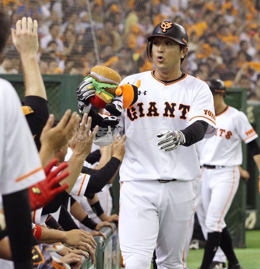 七回、３ランを放ちベンチで迎えられる巨人・高橋由伸（よしのぶ）＝２０１５年６月２０日、東京都文京区・東京ドーム（共同）