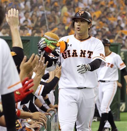 七回、３ランを放ちベンチで迎えられる巨人・高橋由伸（よしのぶ）＝２０１５年６月２０日、東京都文京区・東京ドーム（共同）