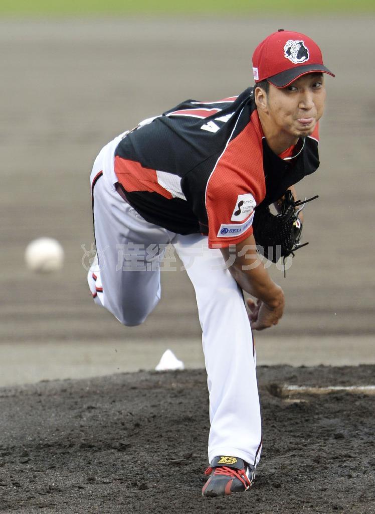 四国アイランドリーグｐｌｕｓのオープン戦に、先発として初登板した高知の藤川球児（きゅうじ）投手＝２０１５年６月２０日、高知県高知市の高知市総合運動場野球場（共同）