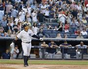 一回、右越えに本塁打を放ち、通算３０００安打を達成したヤンキースのアレックス・ロドリゲス＝２０１５年６月１９日、米ニューヨーク（共同）