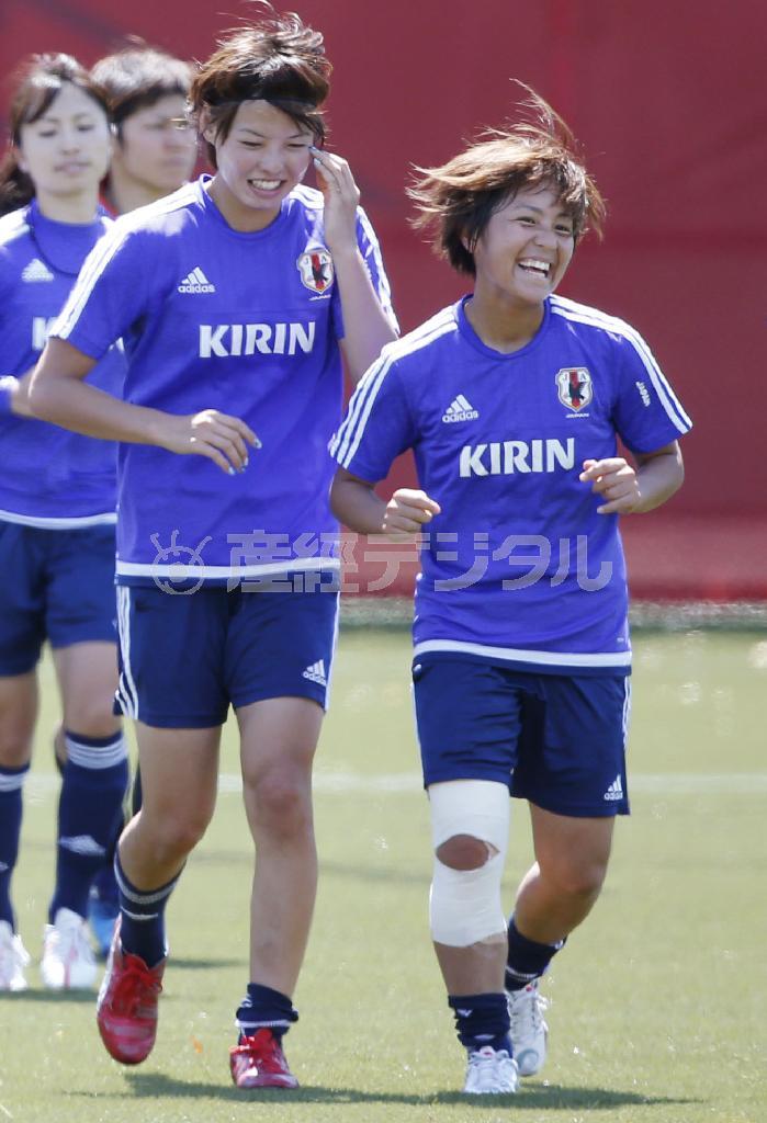 オランダ戦に向けた練習で笑顔の岩渕真奈（まな、右）。左は熊谷紗希（さき）＝２０１５年６月１９日、カナダ・ブリティッシュコロンビア州バンクーバー（共同）