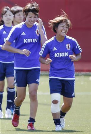 オランダ戦に向けた練習で笑顔の岩渕真奈（まな、右）。左は熊谷紗希（さき）＝２０１５年６月１９日、カナダ・ブリティッシュコロンビア州バンクーバー（共同）