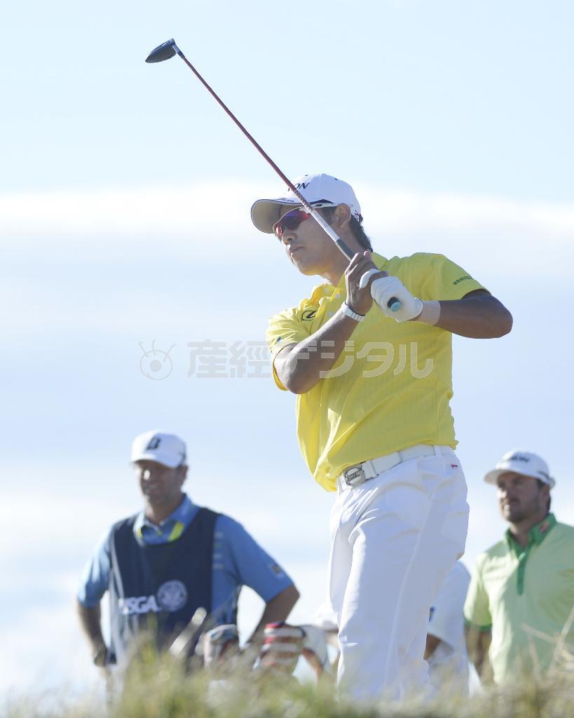 第２ラウンド、１６番でティーショットを放つ松山英樹。通算１オーバーで２１位＝２０１５年６月１９日、米ワシントン州ユニバーシティープレースのチェンバーズベイ（共同）