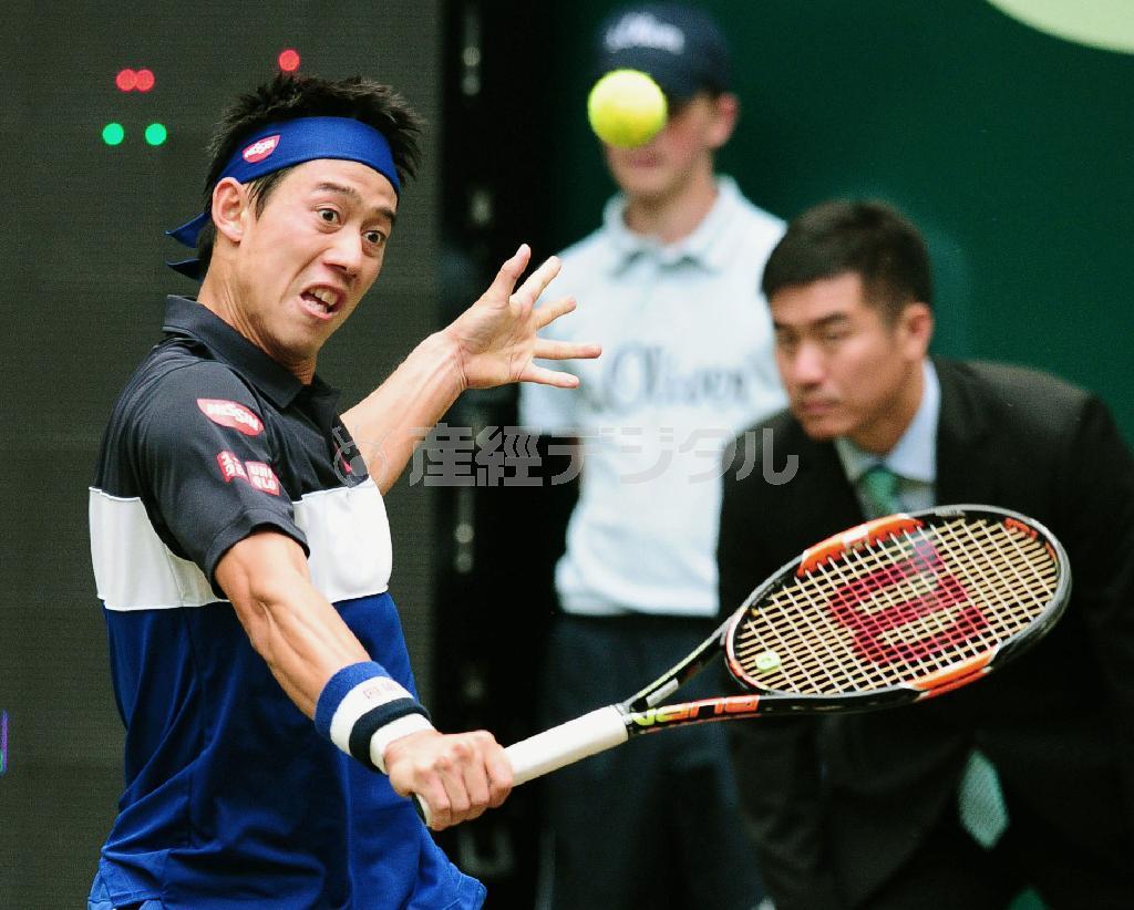 シングルス準々決勝でリターンする錦織圭（にしこり・けい、左）＝２０１５年６月１９日、ドイツ・ノルトライン＝ヴェストファーレン州ハレ（共同）