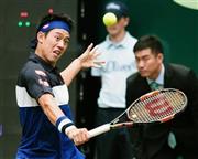 シングルス準々決勝でリターンする錦織圭（にしこり・けい、左）＝２０１５年６月１９日、ドイツ・ノルトライン＝ヴェストファーレン州ハレ（共同）