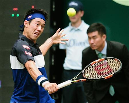 シングルス準々決勝でリターンする錦織圭（にしこり・けい、左）＝２０１５年６月１９日、ドイツ・ノルトライン＝ヴェストファーレン州ハレ（共同）