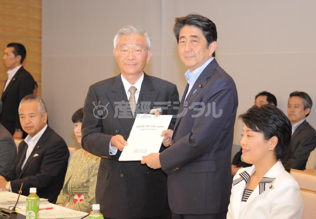 規制改革会議で、安倍晋三（しんぞう）首相（中央右）に提言書を手渡した議長の岡素之氏（中央左）＝２０１５年６月１６日午後、首相官邸（斎藤良雄撮影）