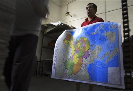 中国・湖南省長沙の印刷工場で、刷り上がったばかりの中国の「公式地図」。ニセ地図よろしく、尖閣も中国領としている＝２０１４年６月２７日（ＡＰ）