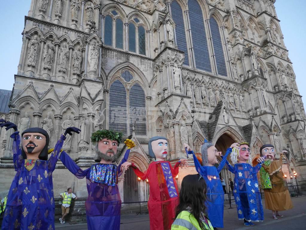 「マグナ・カルタ（大憲章）」８００年祭の締めくくりに登場した「ジャイアンツ（巨人）」たち。自由や多様性を象徴した“巨人”たちがソールズベリー大聖堂の前に一堂に集い、祭典は幕を閉じた＝２０１５年６月１５日、英国・ソールズベリー（内藤泰朗撮影）