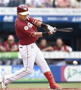 二回１死一、三塁、楽天の三好匠（みよし・たくみ）が左前に適時打を放つ＝２０１５年６月２１日、千葉県千葉市美浜区・ＱＶＣマリンフィールド（共同）