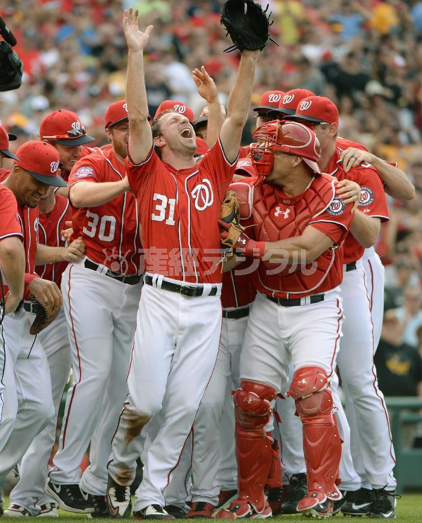 パイレーツ戦でノーヒットノーランを達成し、チームメートと喜ぶナショナルズのマックス・シャーザー（中央）＝２０１５年６月２０日、米国・首都ワシントン（ＵＰＩ＝共同）
