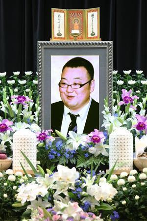元大関貴ノ浪の音羽山（おとわやま）親方の通夜会場で、祭壇に飾られた遺影＝２０１５年６月２１日午後、愛知県名古屋市守山区（代表撮影）