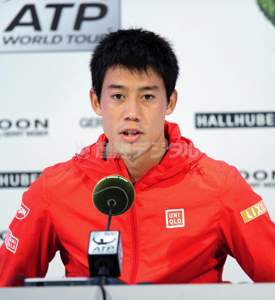 シングルス準決勝で途中棄権し、記者会見する錦織圭（にしこり・けい）＝２０１５年６月２０日、ドイツ・ザクセン＝アンハルト州ハレ（共同）