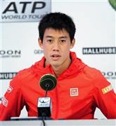 シングルス準決勝で途中棄権し、記者会見する錦織圭（にしこり・けい）＝２０１５年６月２０日、ドイツ・ザクセン＝アンハルト州ハレ（共同）