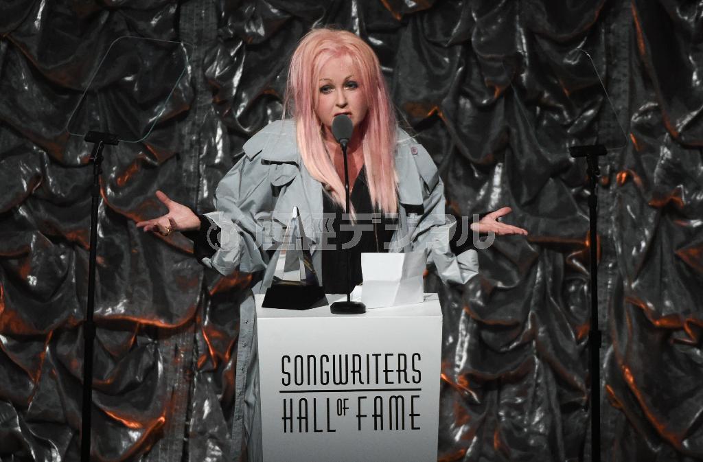 米歌手、シンディ・ローパーさん＝２０１５年６月１８日、米ニューヨーク（ＡＰ）