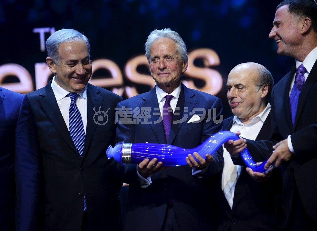 米俳優、マイケル・ダグラスさん（中央）、ベンヤミン・ネタニヤフ首相（左）＝２０１５年６月１８日、イスラエル・首都エルサレム（ロイター）