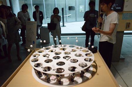 岸遼「アトムズ」２０１５年（体験型作品）＝２０１５年６月１８日、東京都港区（原圭介撮影）